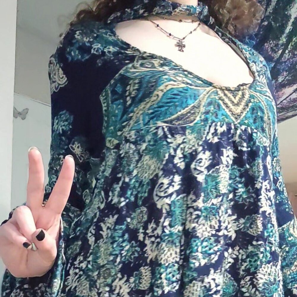 long sleeve open back top size XS blue floral boho